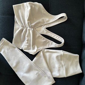 Alo Vapor High Waist Leggings and Wild Thing Bra, Small, White Camouflage